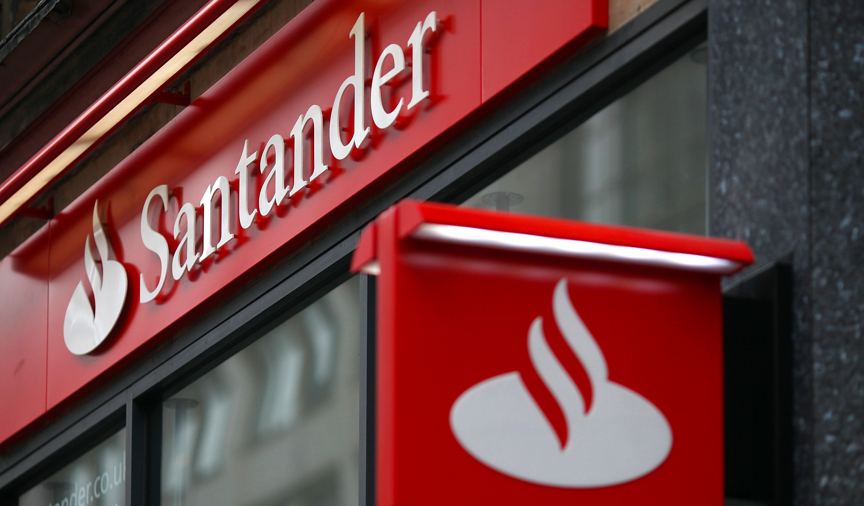 SANTANDER CORTA 2.045 EMPREGOS E 183 PONTOS DE ATENDIMENTO NA PANDEMIA img